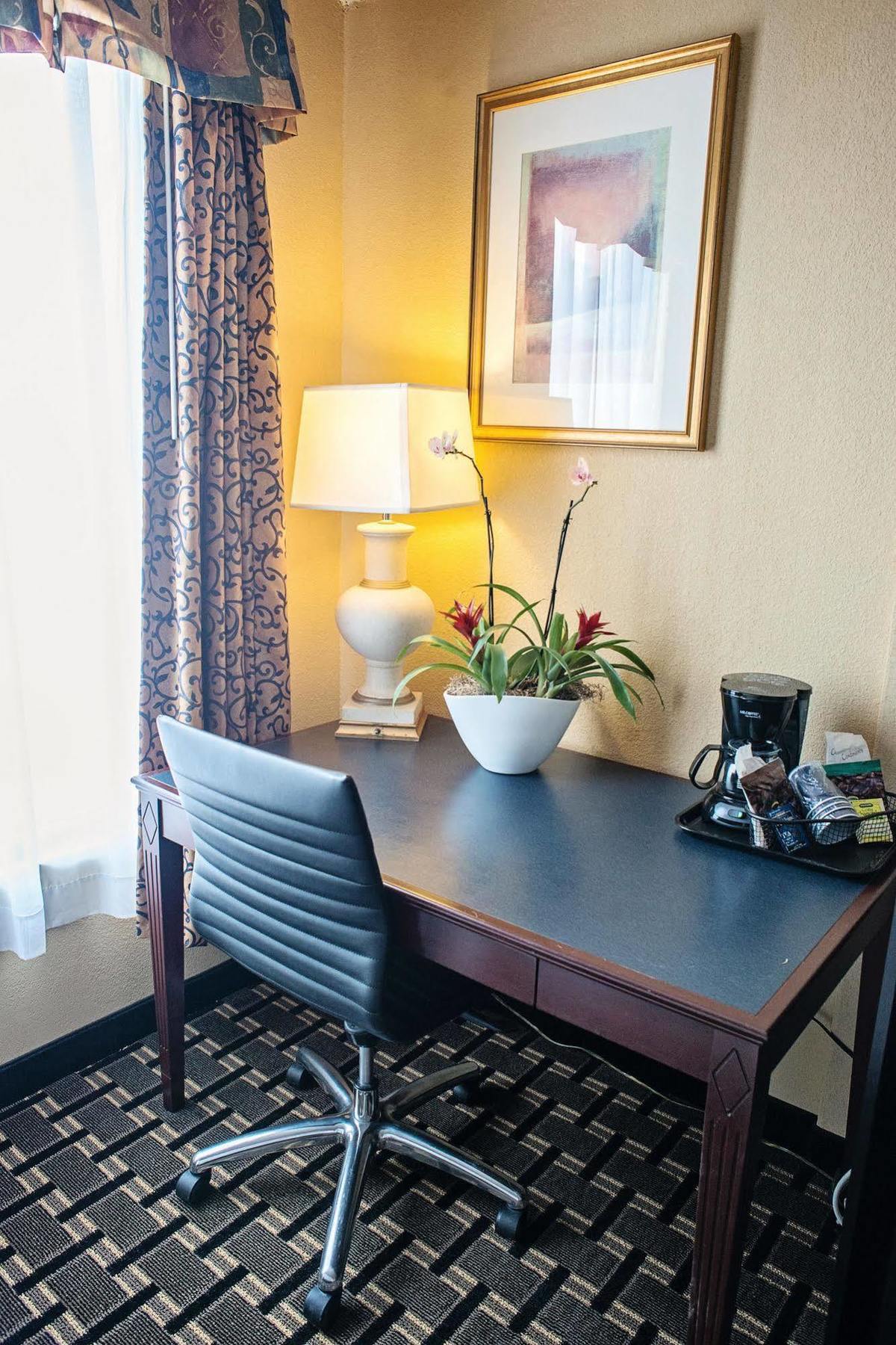 Quality Inn New Kensington Экстерьер фото
